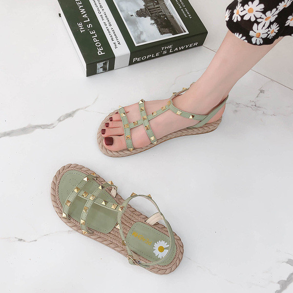 Ikdienas sieviešu sandales ar ādas lencēm un metāla kniedēm