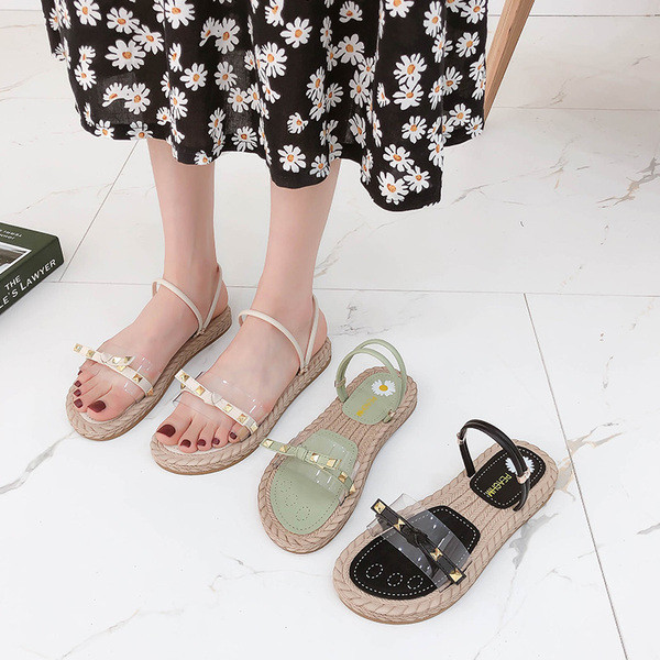 Sieviešu sandales ar plakanām zolēm un ādas lencēm