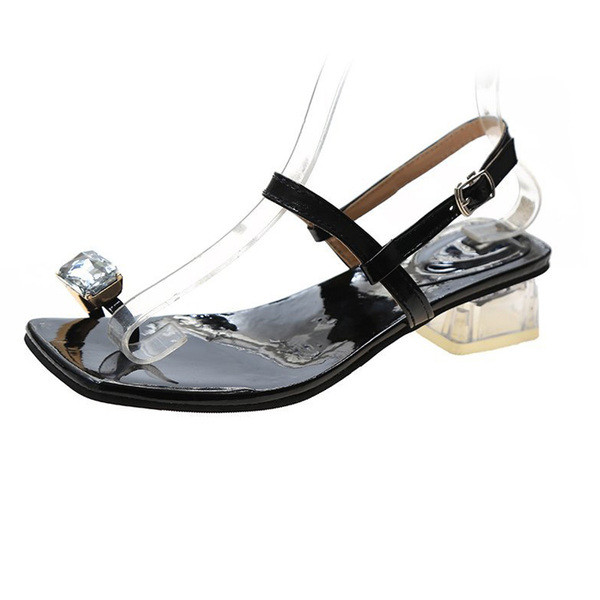 Modernas sieviešu sandales ar zemu kvadrātveida papēdi un akmens elementu