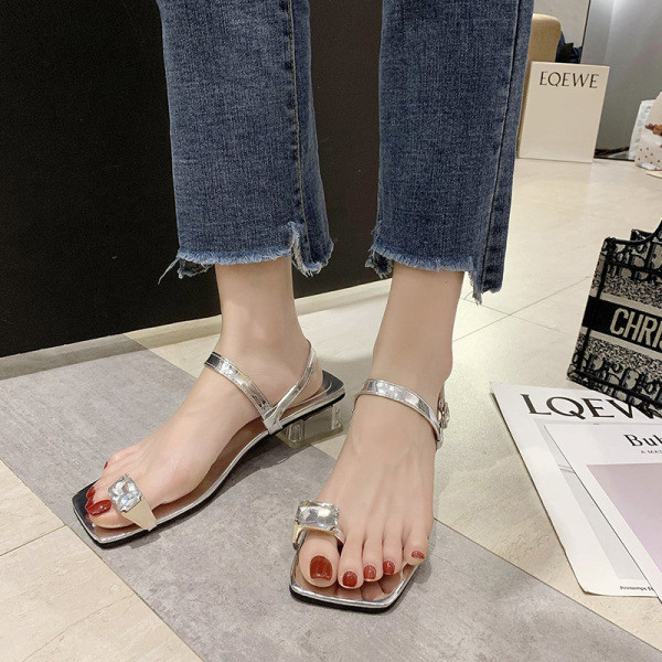 Modernas sieviešu sandales ar zemu kvadrātveida papēdi un akmens elementu