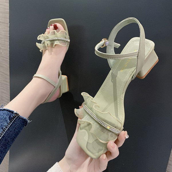 Stílusos női szandál alacsony szögletes sarokkal és tüll elemmel