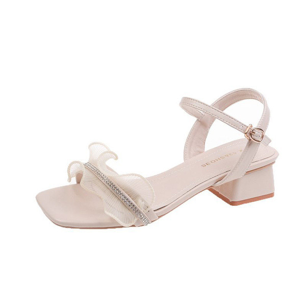 Stílusos női szandál alacsony szögletes sarokkal és tüll elemmel