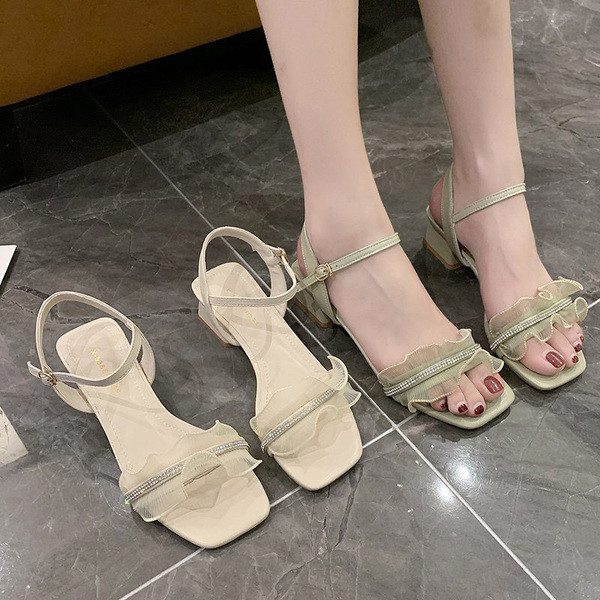 Stílusos női szandál alacsony szögletes sarokkal és tüll elemmel