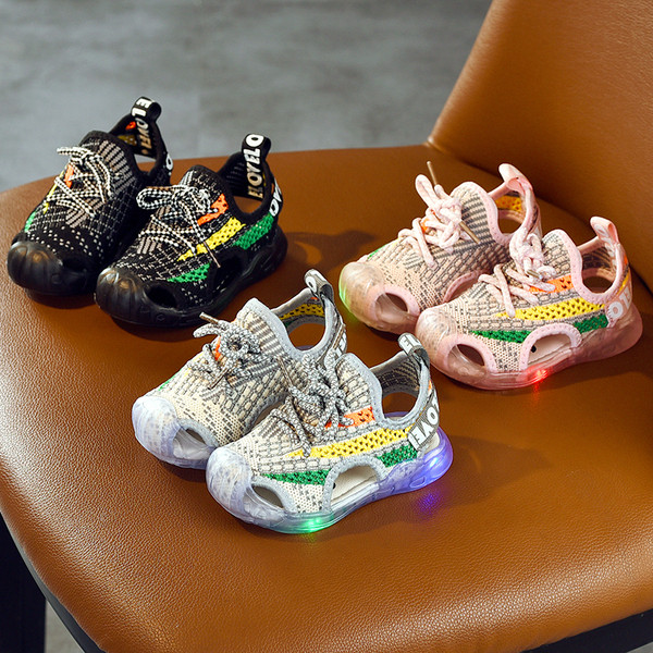 Helendavad laste sandaalid tüdrukutele lipsude ja kirjaga