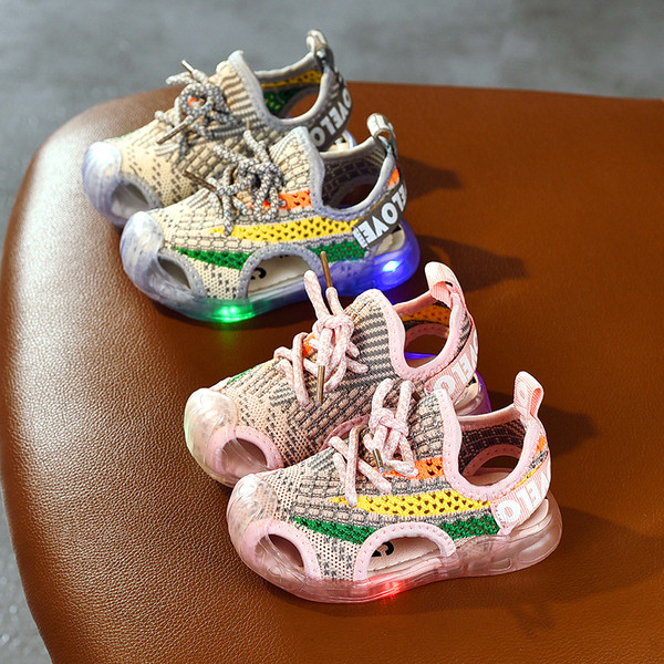 Helendavad laste sandaalid tüdrukutele lipsude ja kirjaga