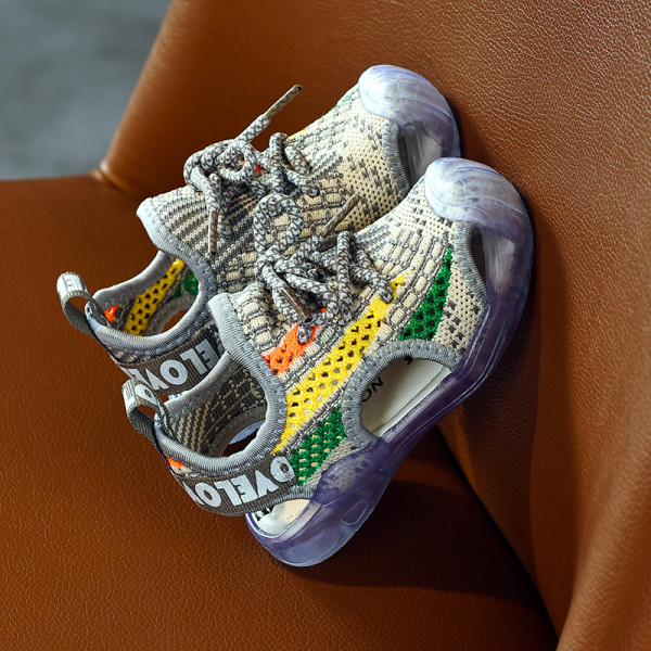 Helendavad laste sandaalid tüdrukutele lipsude ja kirjaga