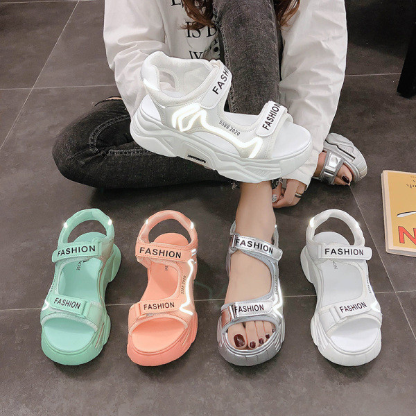 Model nou de sandale dama cu talpa inalta si velcro