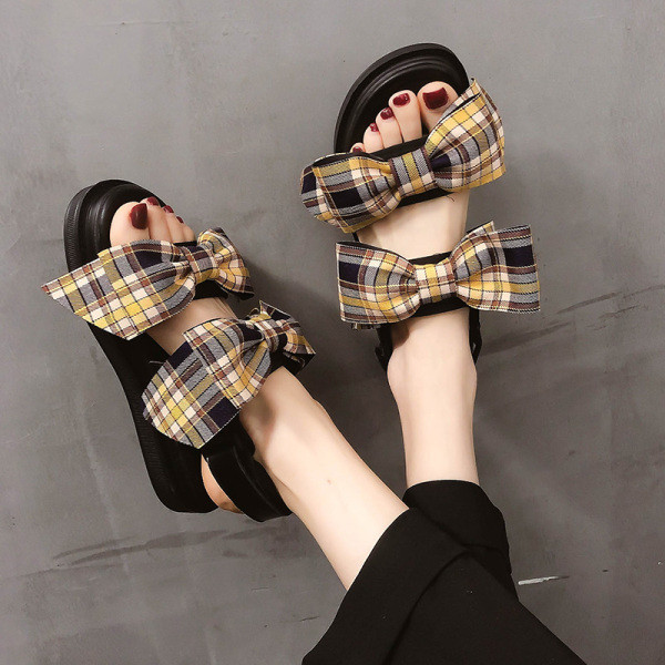 JAUNUMS Sieviešu modernas sandales ar lentes elementu