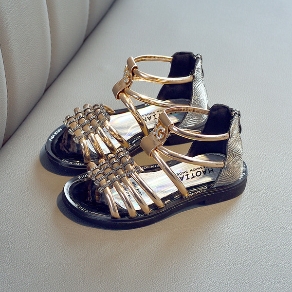 Sandale de copii actuale pentru fete cu efect strălucitor