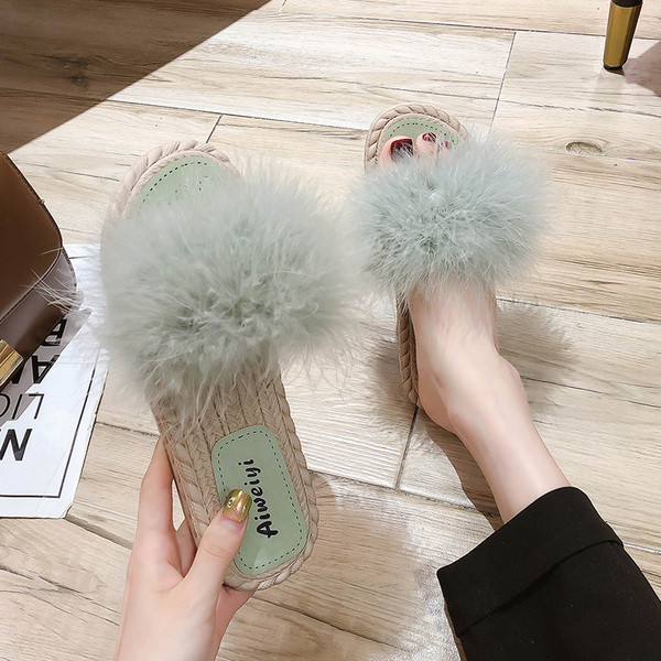 Sieviešu sandales ar ādas lencēm un dūnu elementu