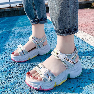 Model nou de sandale de dama cu talpa aspra, inalta si colorata