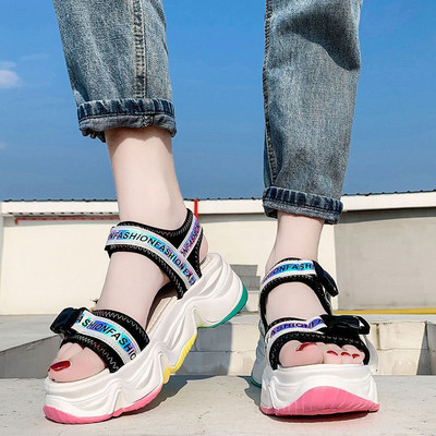 Model nou de sandale de dama cu talpa aspra, inalta si colorata