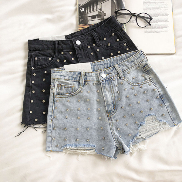 Mūsdienīgi īsi džinsi ar cilpām un augstu vidukli