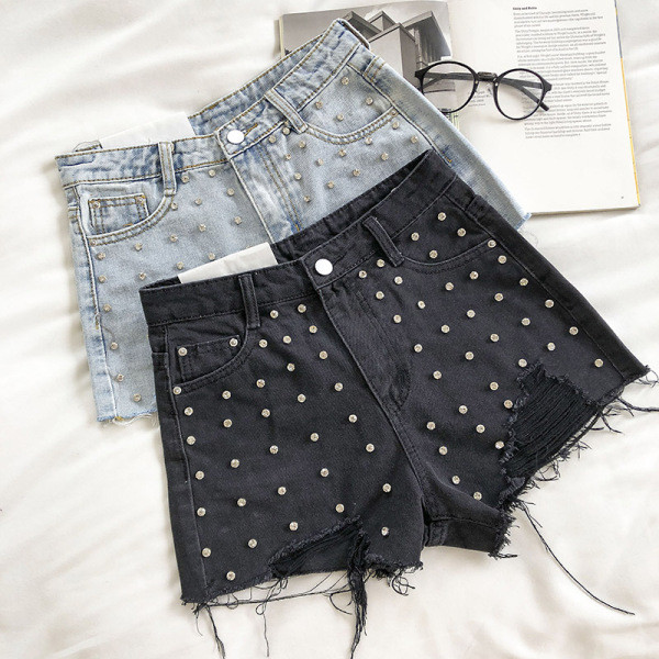 Mūsdienīgi īsi džinsi ar cilpām un augstu vidukli