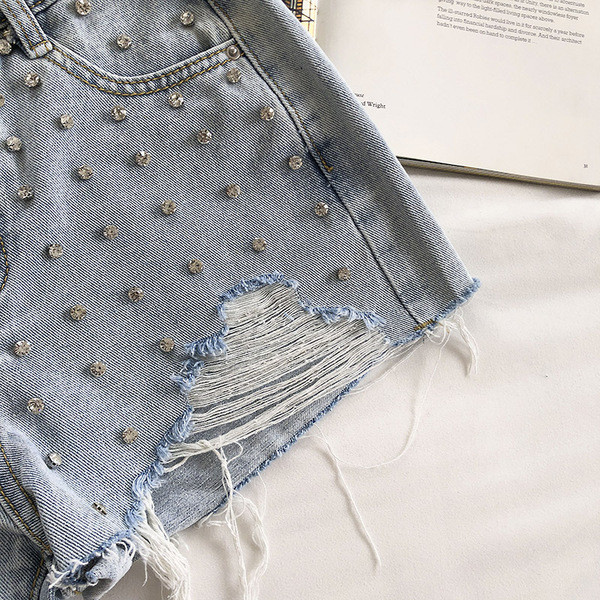 Mūsdienīgi īsi džinsi ar cilpām un augstu vidukli