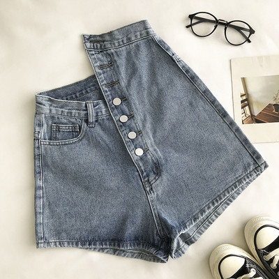 Naiste lühikesed kõrge vöökoha ja nööpidega teksad