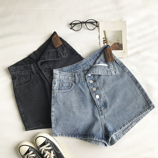 Naiste lühikesed kõrge vöökoha ja nööpidega teksad