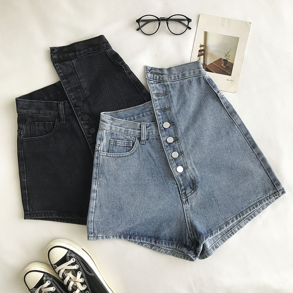 Naiste lühikesed kõrge vöökoha ja nööpidega teksad