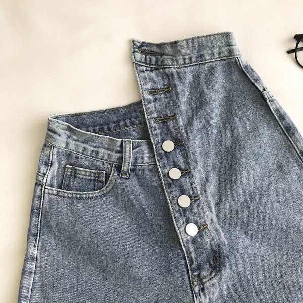 Naiste lühikesed kõrge vöökoha ja nööpidega teksad