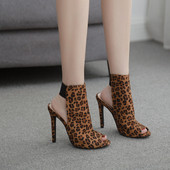 Aktuālās sieviešu kurpes ar augstiem papēžiem un leoparda rakstu