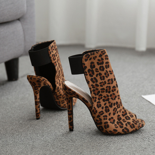 Aktuālās sieviešu kurpes ar augstiem papēžiem un leoparda rakstu