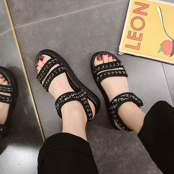 Sieviešu sandales ar plakanām zolēm un platām lencēm