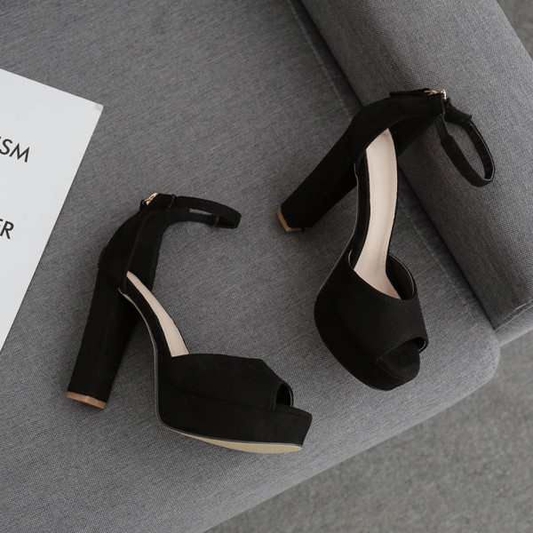 Modernas sieviešu sandales ar bieziem papēžiem