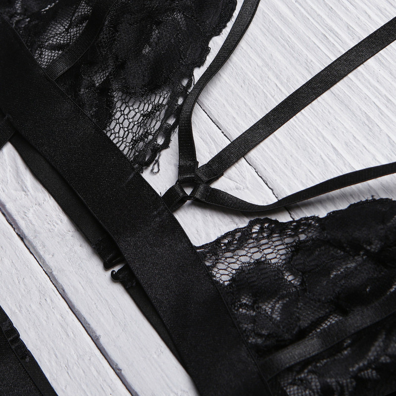 Mežģīņu apakšveļa trīs daļās