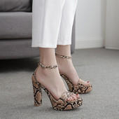 Jauns sieviešu sandaļu modelis ar biezu papēdi un čūskas rakstu