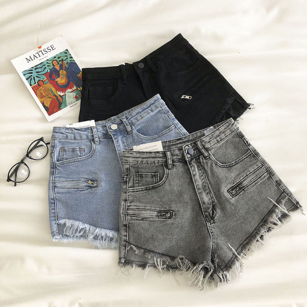 Elastīgi īsi džinsi ar kabatām un saplēstiem motīviem