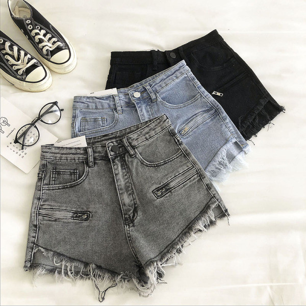 Elastīgi īsi džinsi ar kabatām un saplēstiem motīviem