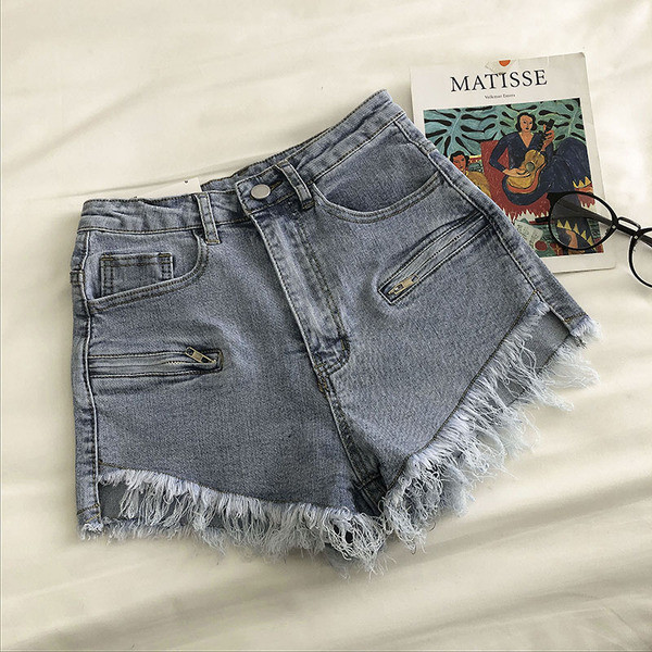 Elastīgi īsi džinsi ar kabatām un saplēstiem motīviem