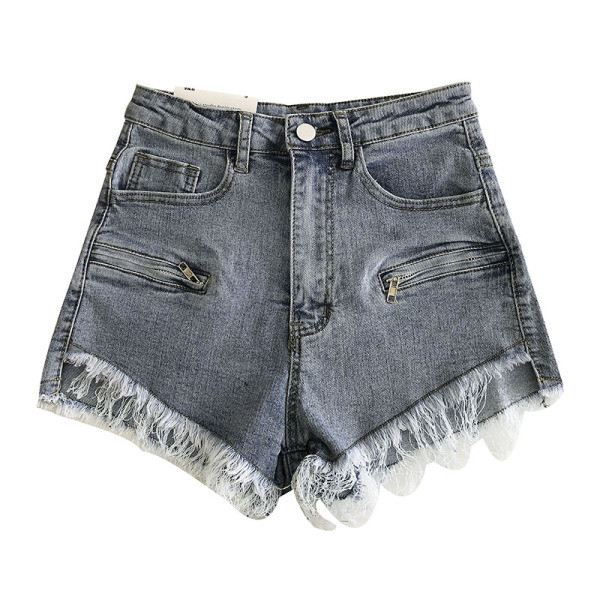 Elastīgi īsi džinsi ar kabatām un saplēstiem motīviem