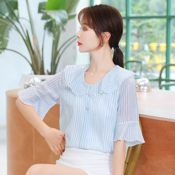 Svītrains sieviešu krekls ar 3/4 piedurknēm un ovālu kakla izgriezumu