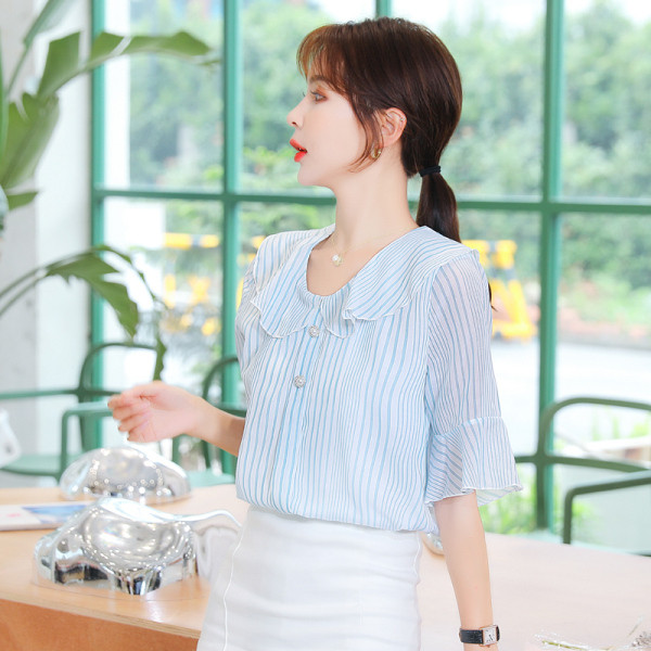 Svītrains sieviešu krekls ar 3/4 piedurknēm un ovālu kakla izgriezumu