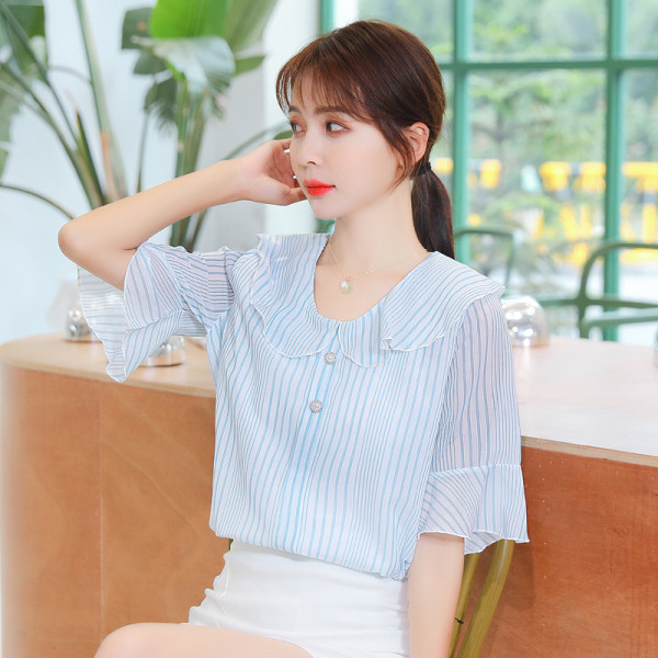 Svītrains sieviešu krekls ar 3/4 piedurknēm un ovālu kakla izgriezumu