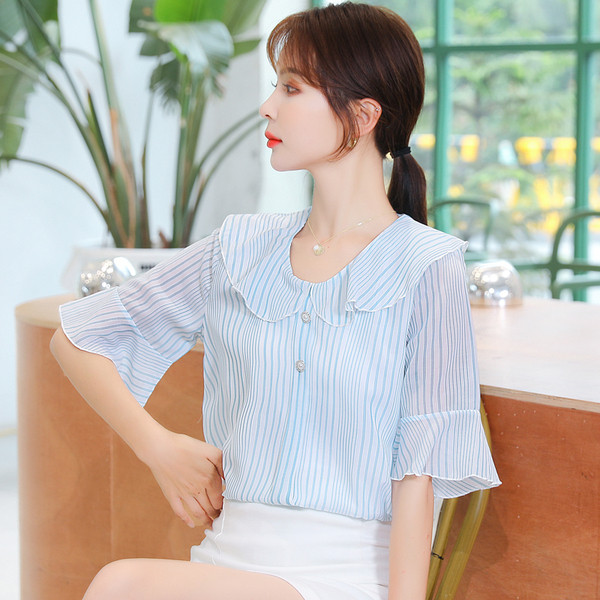 Svītrains sieviešu krekls ar 3/4 piedurknēm un ovālu kakla izgriezumu