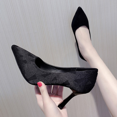 Stílusos női cipő hegyes modell 8 cm-es sarokkal
