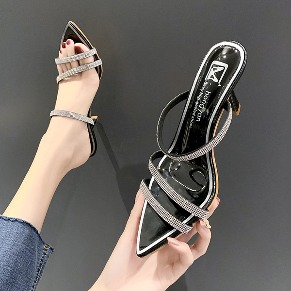 Moderns sieviešu sandaļu smails modelis ar plānu papēdi un akmeņiem