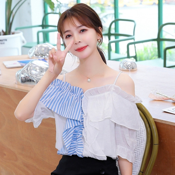 Sieviešu krekls ar atkailinātiem pleciem