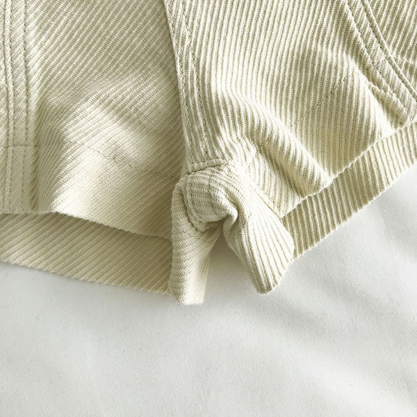 Női rövidnadrág cipzárral és gombbal