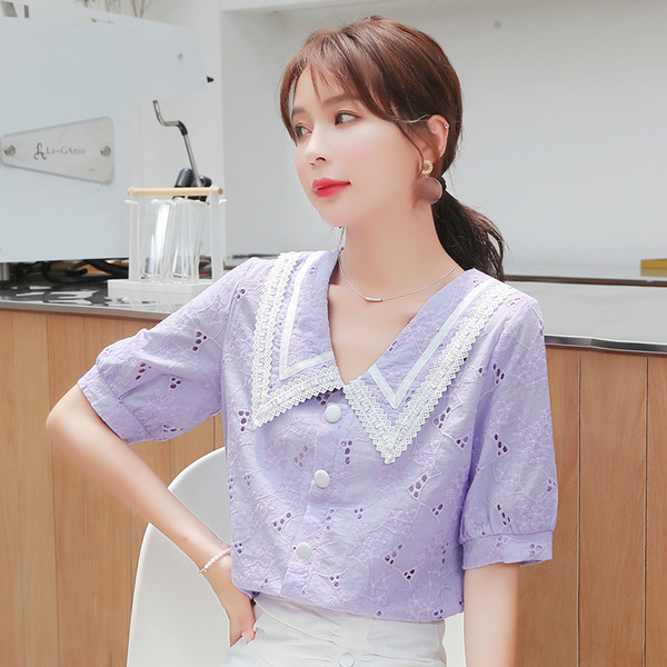 Spitsikaelusega ja suure kraega naiste särk