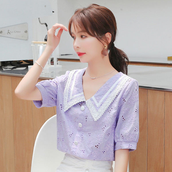 Spitsikaelusega ja suure kraega naiste särk