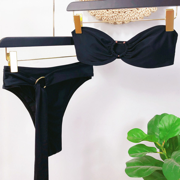 Jauns divdaļīgs peldkostīma modelis ar metāla riņķiem