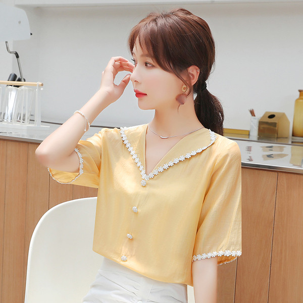 Cămașă de damă cu decolteu spitz și mâneci 3/4