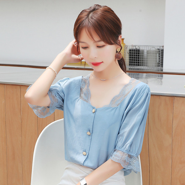 Cămașă modernă de damă cu elemente din dantelă și nasturi