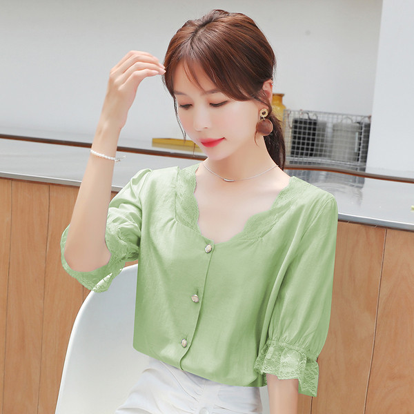 Cămașă modernă de damă cu elemente din dantelă și nasturi