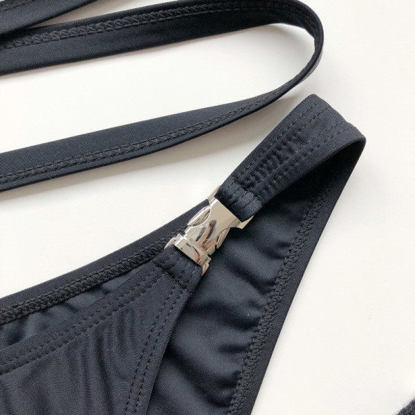 Costum de baie negru din două piese cu top triunghiular