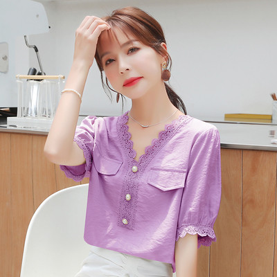 Cămașă modernă de damă cu decolteu spitz și elemente din dantelă