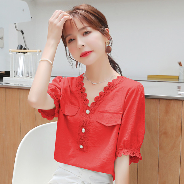 Cămașă modernă de damă cu decolteu spitz și elemente din dantelă